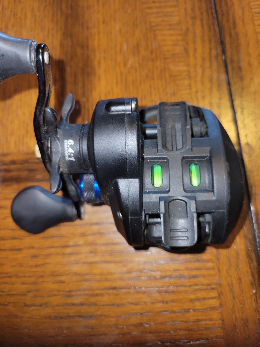 Lew's American Hero Baitcasting Reel in Gunmetal and Blue - Picture 6 of 7